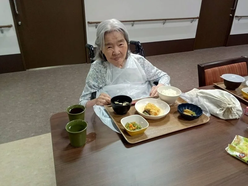 スタッフが入居者に寄り添う様子